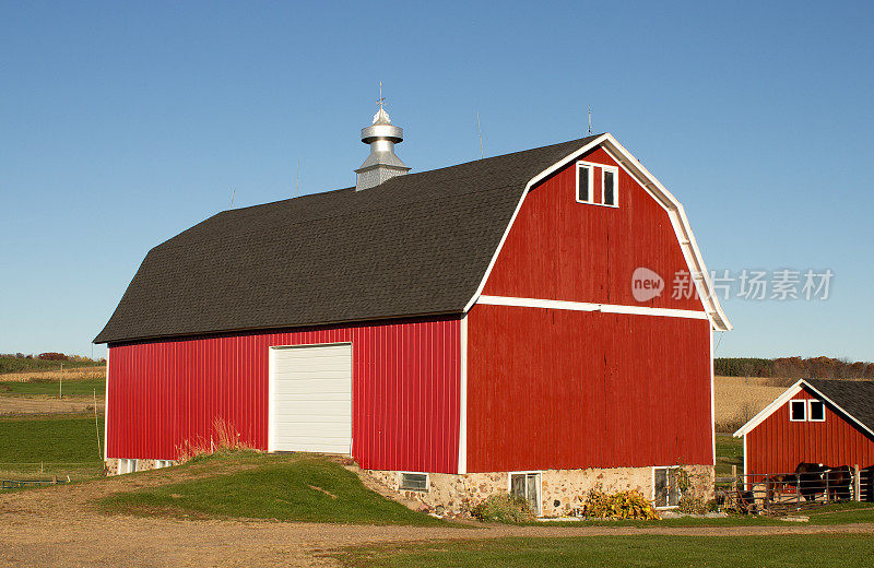 红色的谷仓和马棚