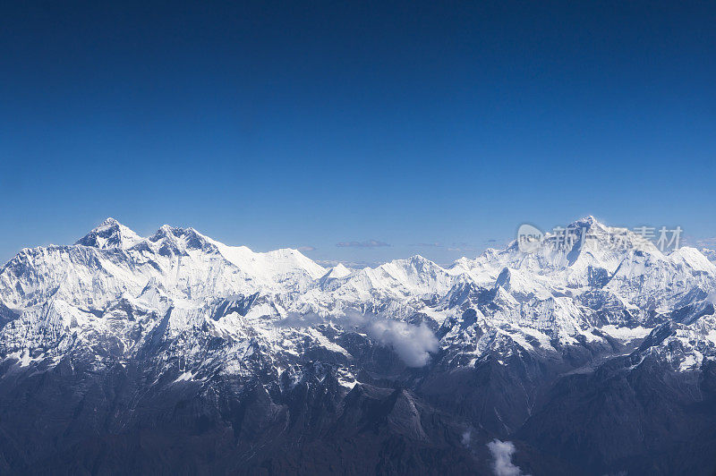 珠穆朗玛峰和马卡鲁的鸟瞰图
