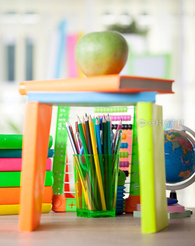 算盘，地球仪，书和铅笔放在桌上，回到学校