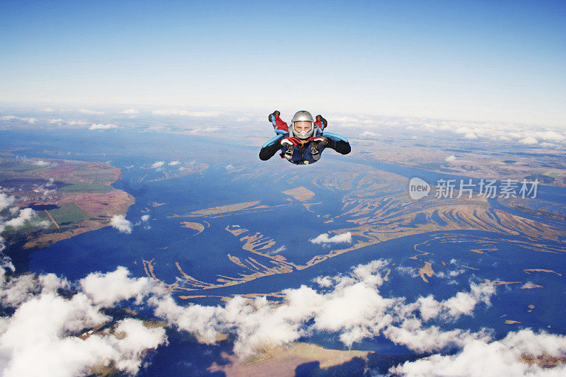 跳伞者在向地球坠落时面对镜头