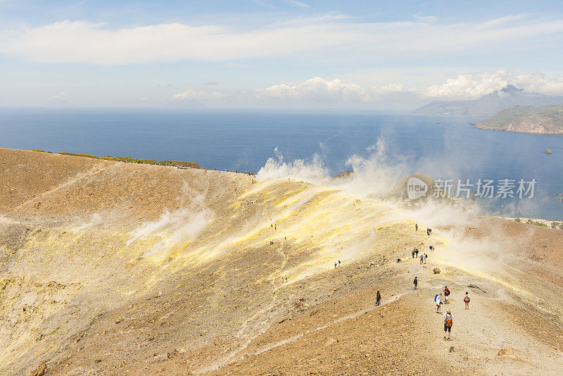 热气腾腾的火山口，意大利西西里岛