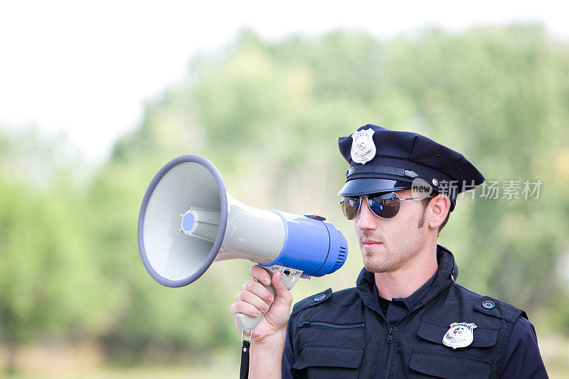 用喇叭的警察