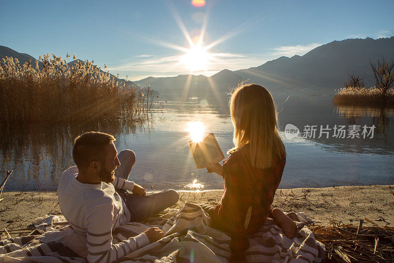 年轻夫妇在湖边休息