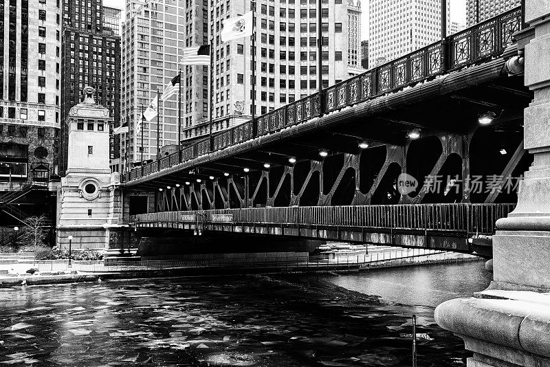 芝加哥市中心冬季的密歇根大道大桥
