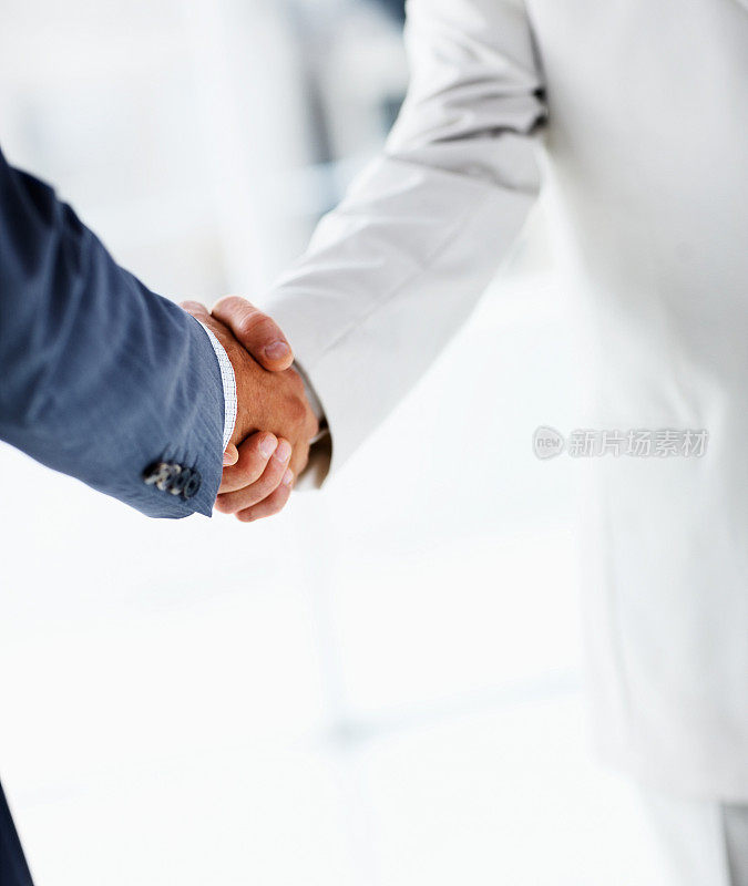两个商人在握手