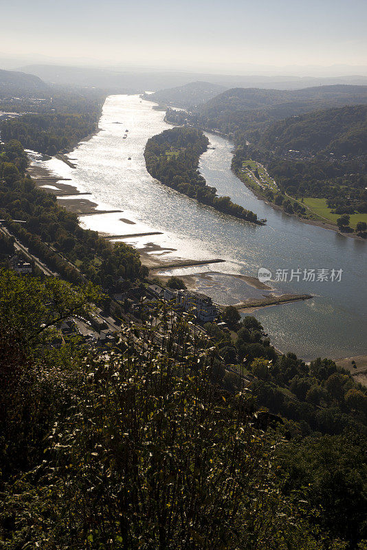 风景横跨莱茵河和岛Nonnenwerth在Siebengebirge高地