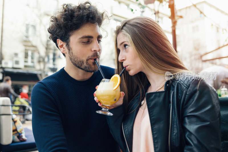 情侣在约会，喝着黄色鸡尾酒