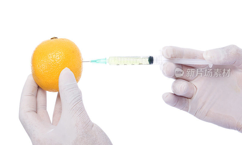 用注射器抽出柠檬汁或橙汁