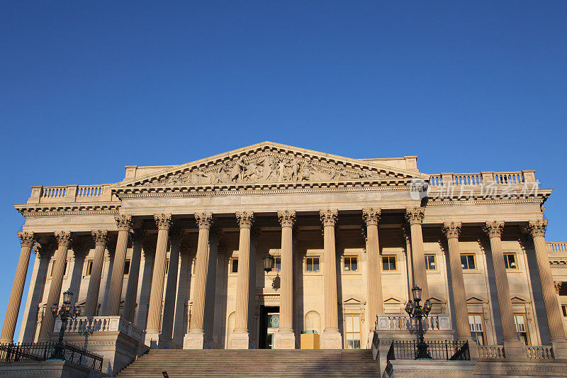 沐浴在日出中的美国国会，华盛顿特区