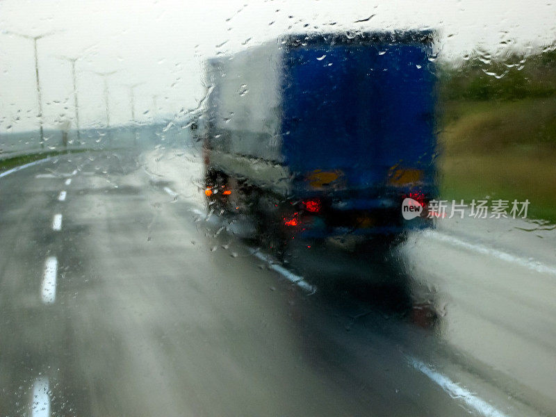 高速公路上天气不好