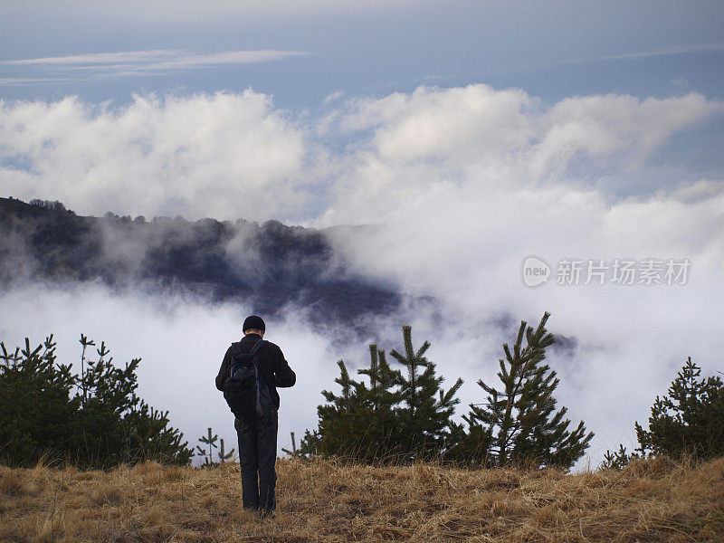 一个人站在高山上