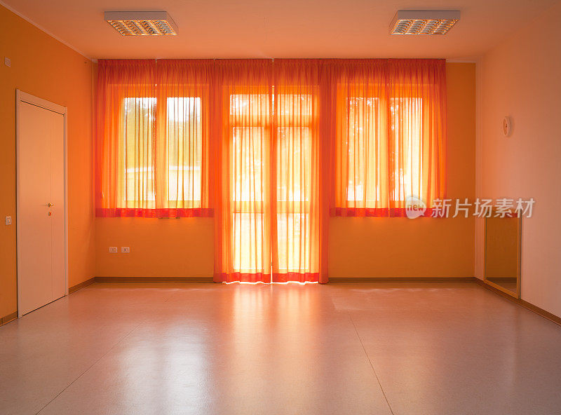 橙色窗帘的空房间