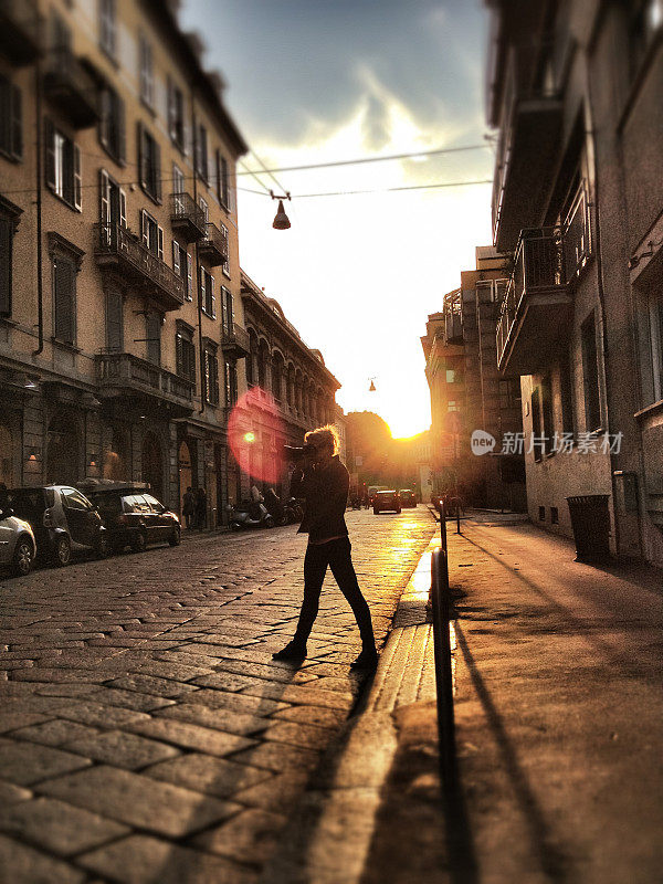 在意大利米兰街拍摄照片的女人