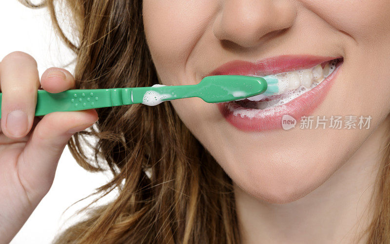 一个正在刷牙的女人