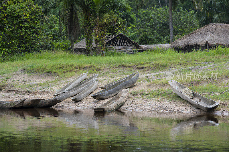 刚果河沿岸的独木舟