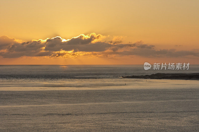 法国:从阿耳坎附近欧洲最高的沙丘俯瞰