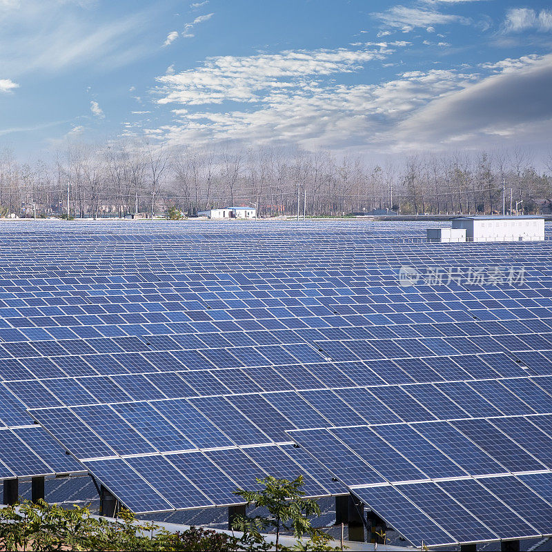 使用可再生太阳能的发电厂，拥有蓝天