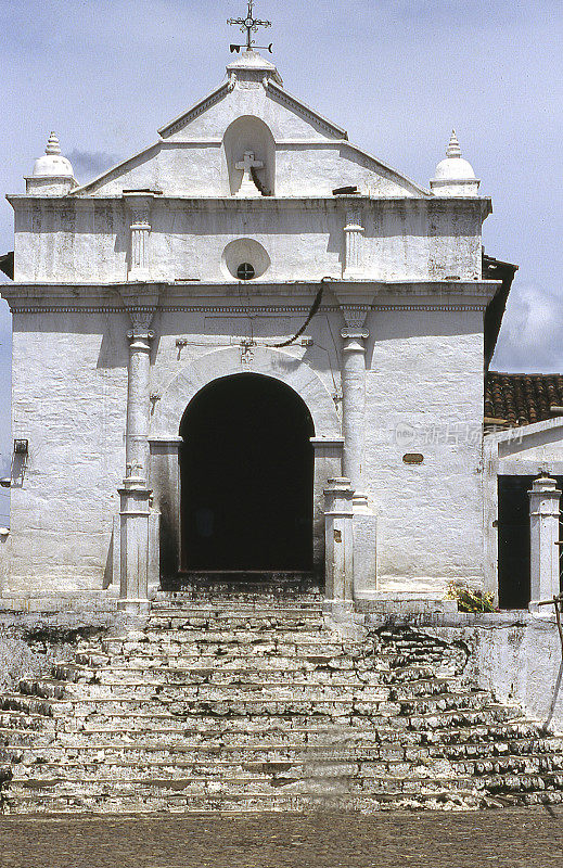立面和入口楼梯危地马拉Chichicastenango天主教堂