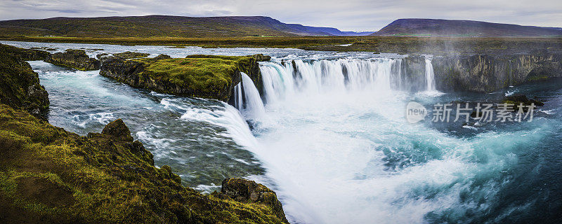 蓝色的河流瀑布雷鸣般通过山谷全景冰岛Godafoss