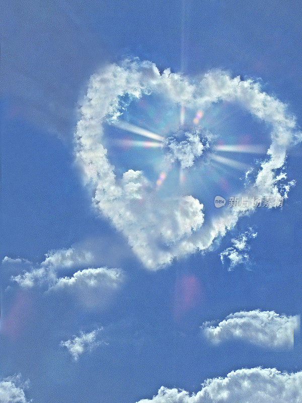 爱的心从云与蓝天的背景