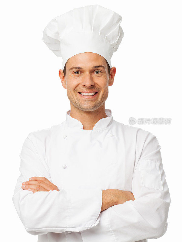 微笑的厨师穿着制服，双臂交叉站着