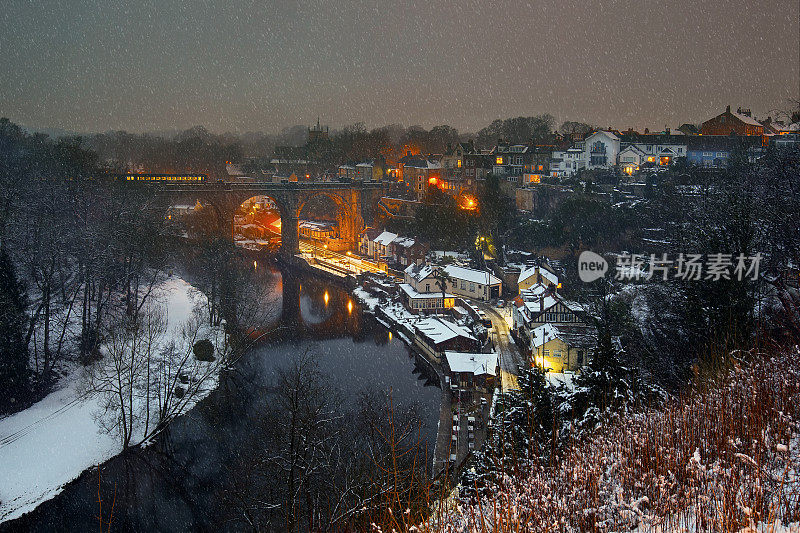 下雪的夜晚，英格兰北约克郡的纳雷斯伯勒