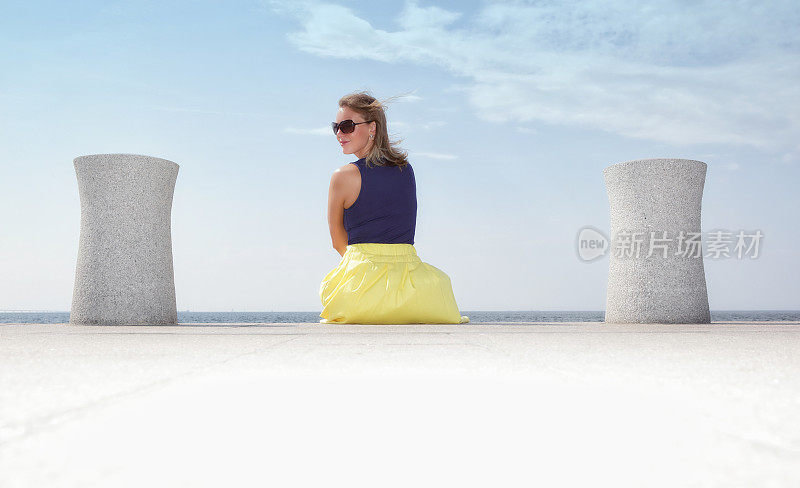 坐在码头上的斯堪的纳维亚女人