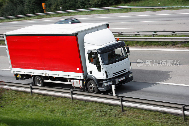 多车道高速公路上的红色和白色欧洲卡车