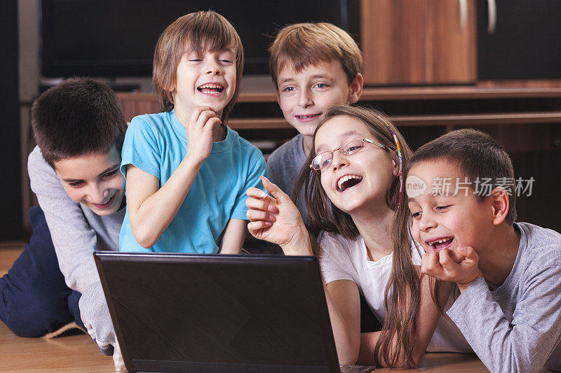 一群孩子与笔记本电脑的乐趣