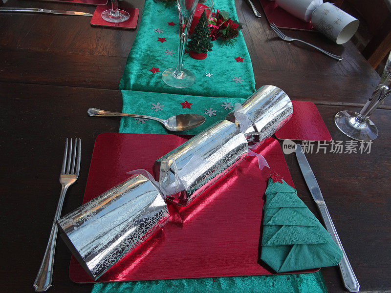 圣诞晚餐，鞭炮，圣诞树纸餐巾的场景