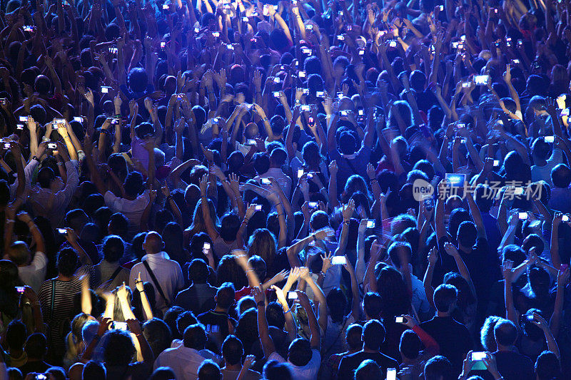 人群在音乐会上举起双手，俯视图