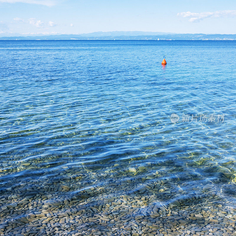 透明的亚得里亚海中的水肺潜水浮标