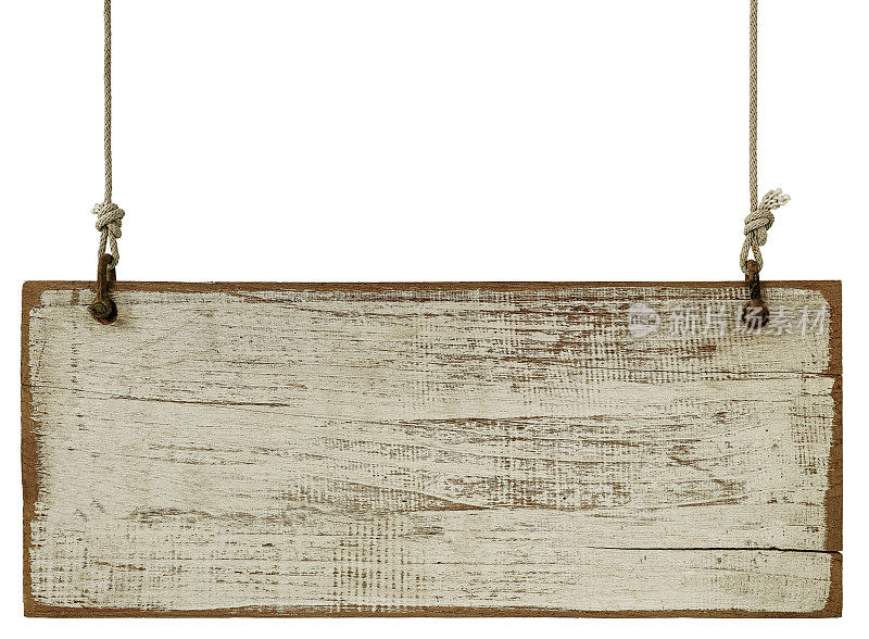 旧的风化磨损的白色木招牌面板，由旧绳悬挂，孤立在白色，夹径包括。