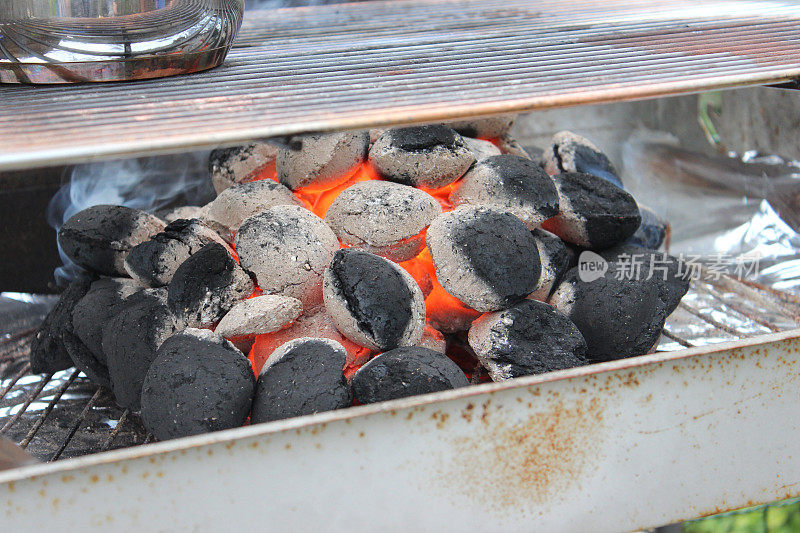热炭块在烧烤的图像，烧烤热炭