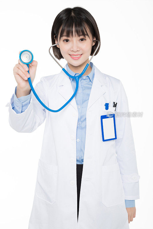 年轻的微笑女医生举着听诊器的肖像