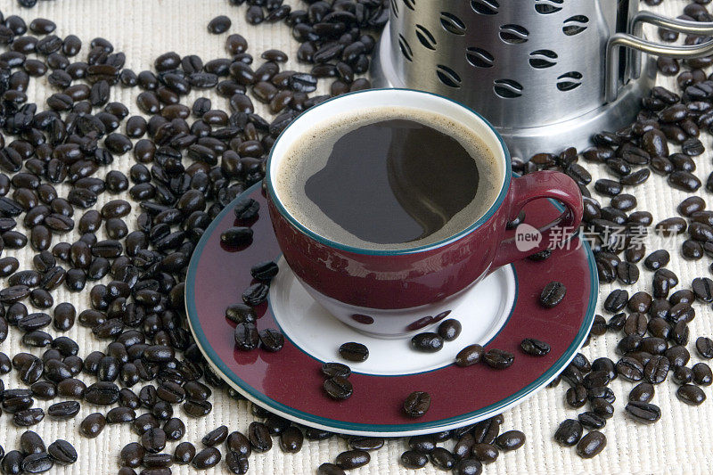 热黑咖啡杯与豆
