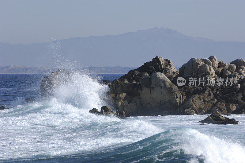 海浪撞击岩石