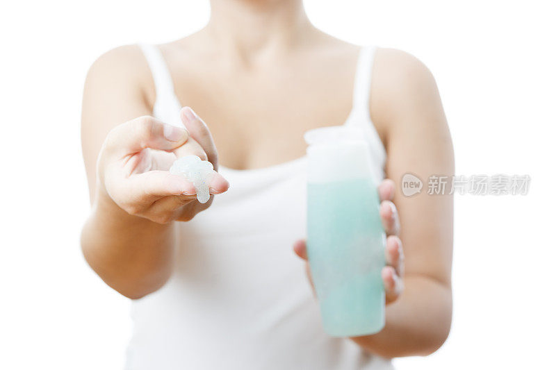 女性手里拿着一瓶奶油