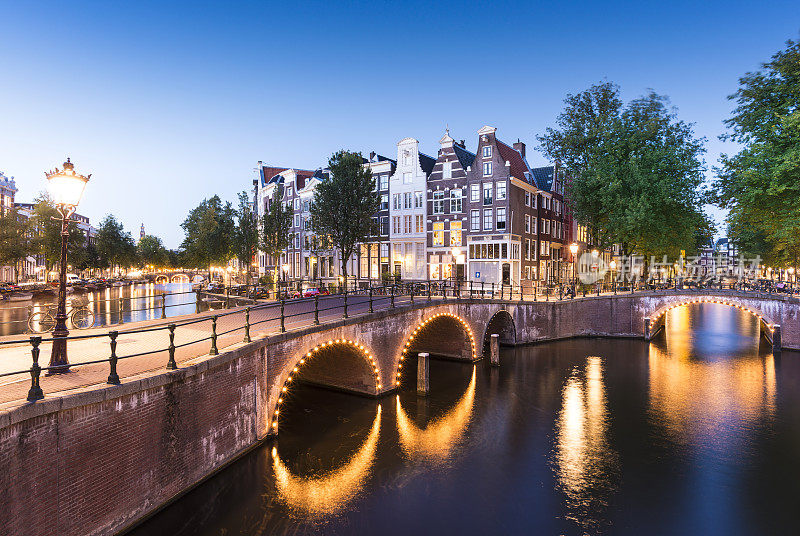 阿姆斯特丹黄昏时的房屋和桥梁，荷兰