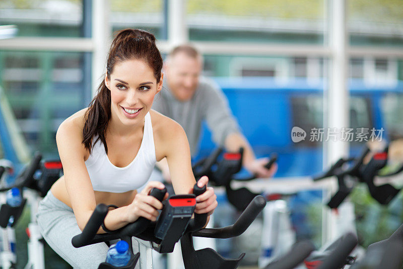在动感单车训练中骑自行车的健康女性