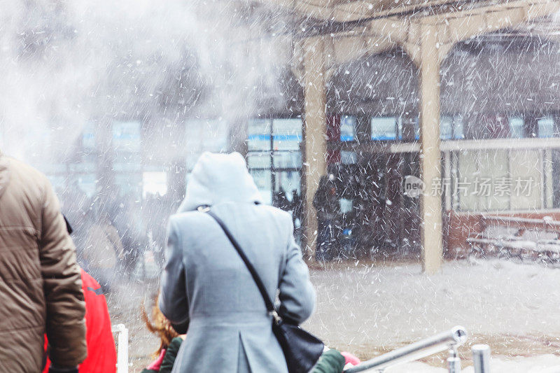 下雪天的马尔马雷隧道出口