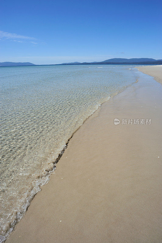 布鲁尼岛的海滩和大海，