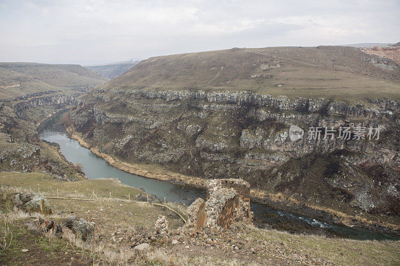 土耳其卡尔斯阿尼遗址的亚美尼亚边境河