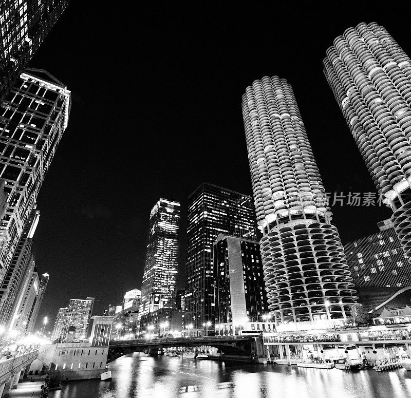 夜晚的城市,芝加哥。黑色和白色