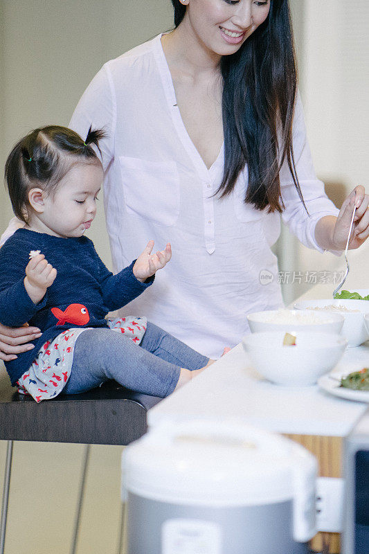 多代同堂的家庭在厨房做饭