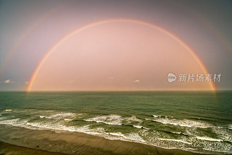 海滩上戏剧性的彩虹