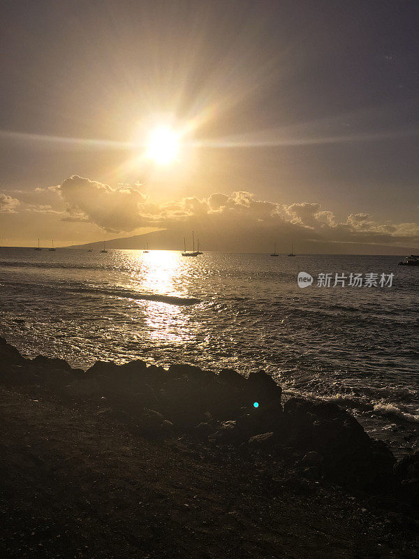 美国夏威夷毛伊岛海滩上的日落