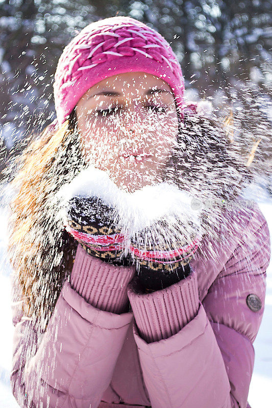 年轻女子在玩雪