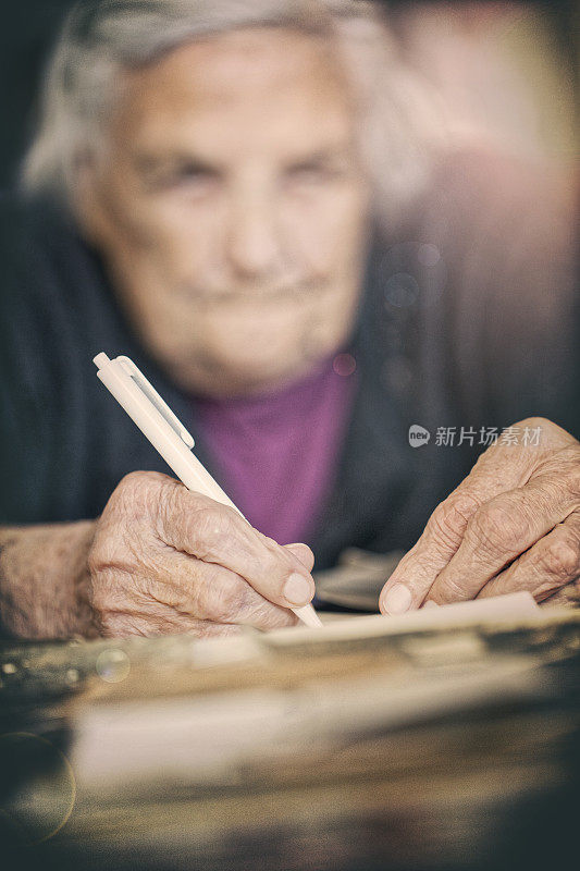 非常老的女人在写回忆