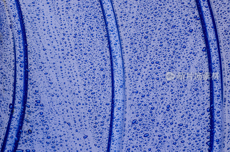 雨滴在蓝色背景与曲线线
